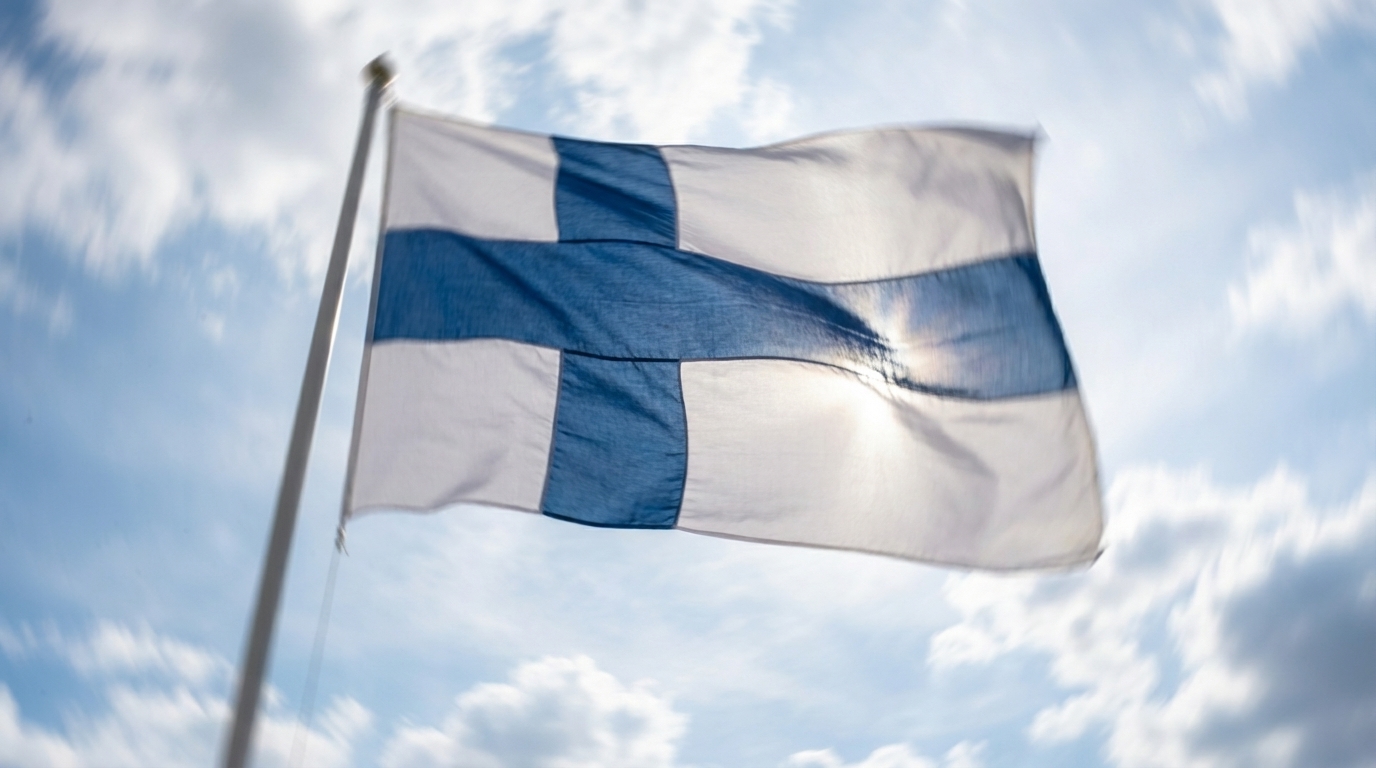 Suomen lippu liehumassa – kolme vuotta juoksua uudessa kotimaassa