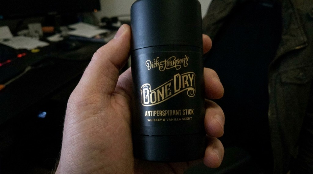 Dick Johnson Bone Dry -antiperspiranttipuikko kädessä, Whiskey & Vanilla -tuoksu